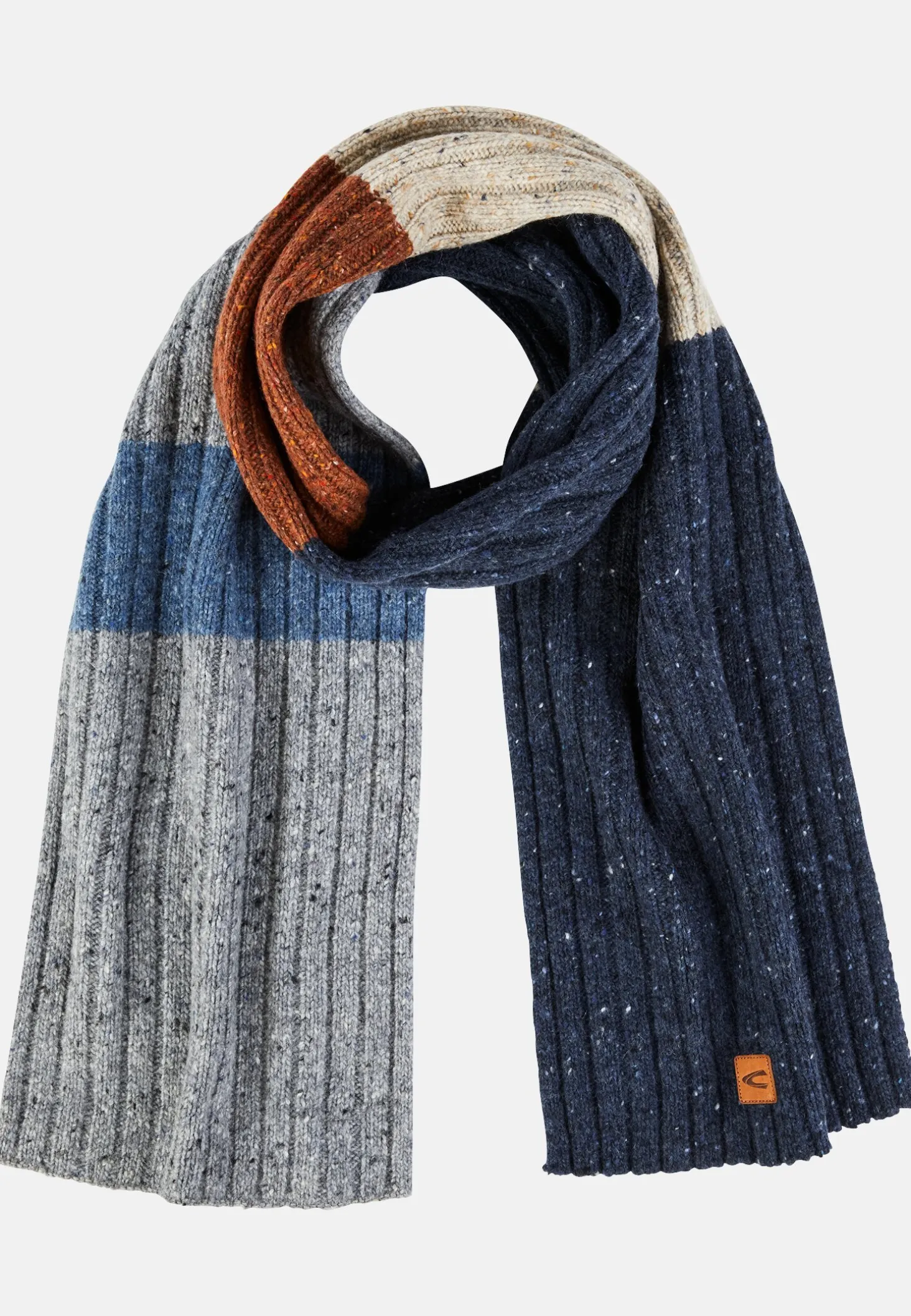 Dicker Strickschal aus einem Wollmix