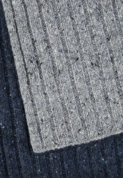 Dicker Strickschal aus einem Wollmix