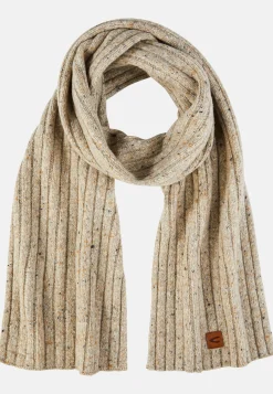 Dicker Strickschal aus einem Wollmix