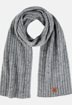 Dicker Strickschal aus einem Wollmix
