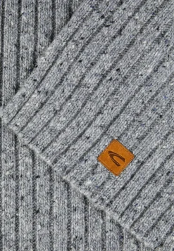 Dicker Strickschal aus einem Wollmix