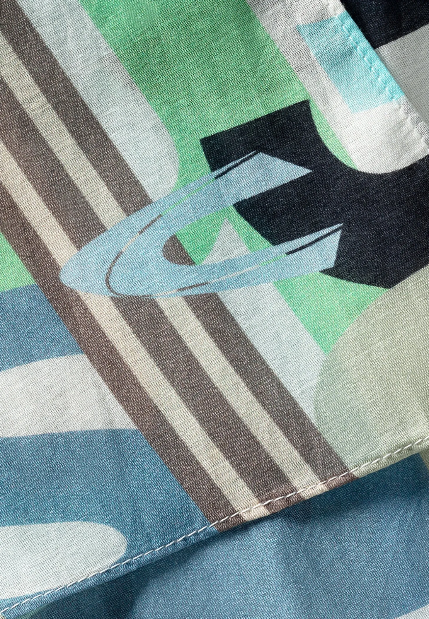 Feines Modetuch mit sommerlichem Letter Print