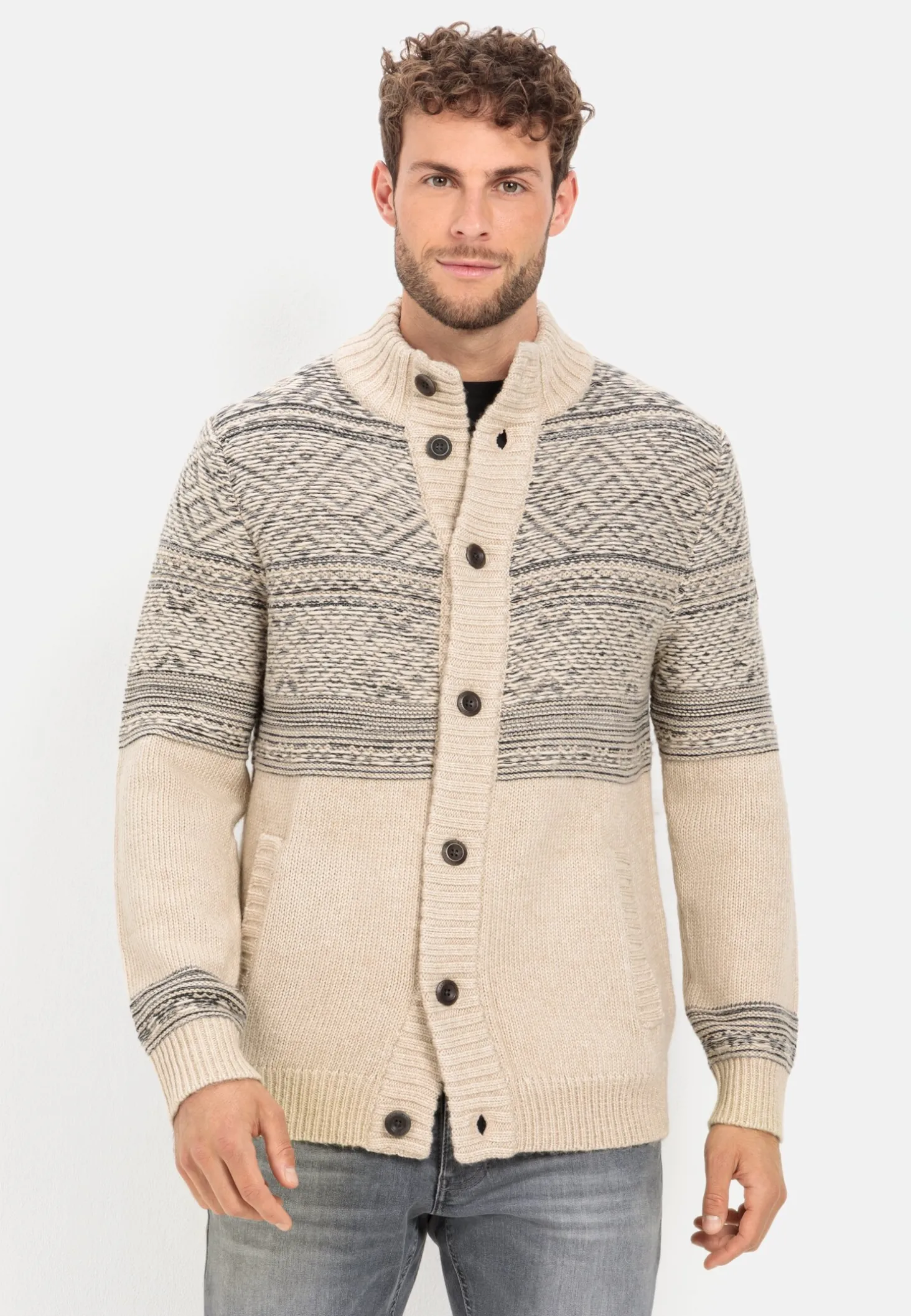 Geknöpfte Strickjacke mit Stehkragen
