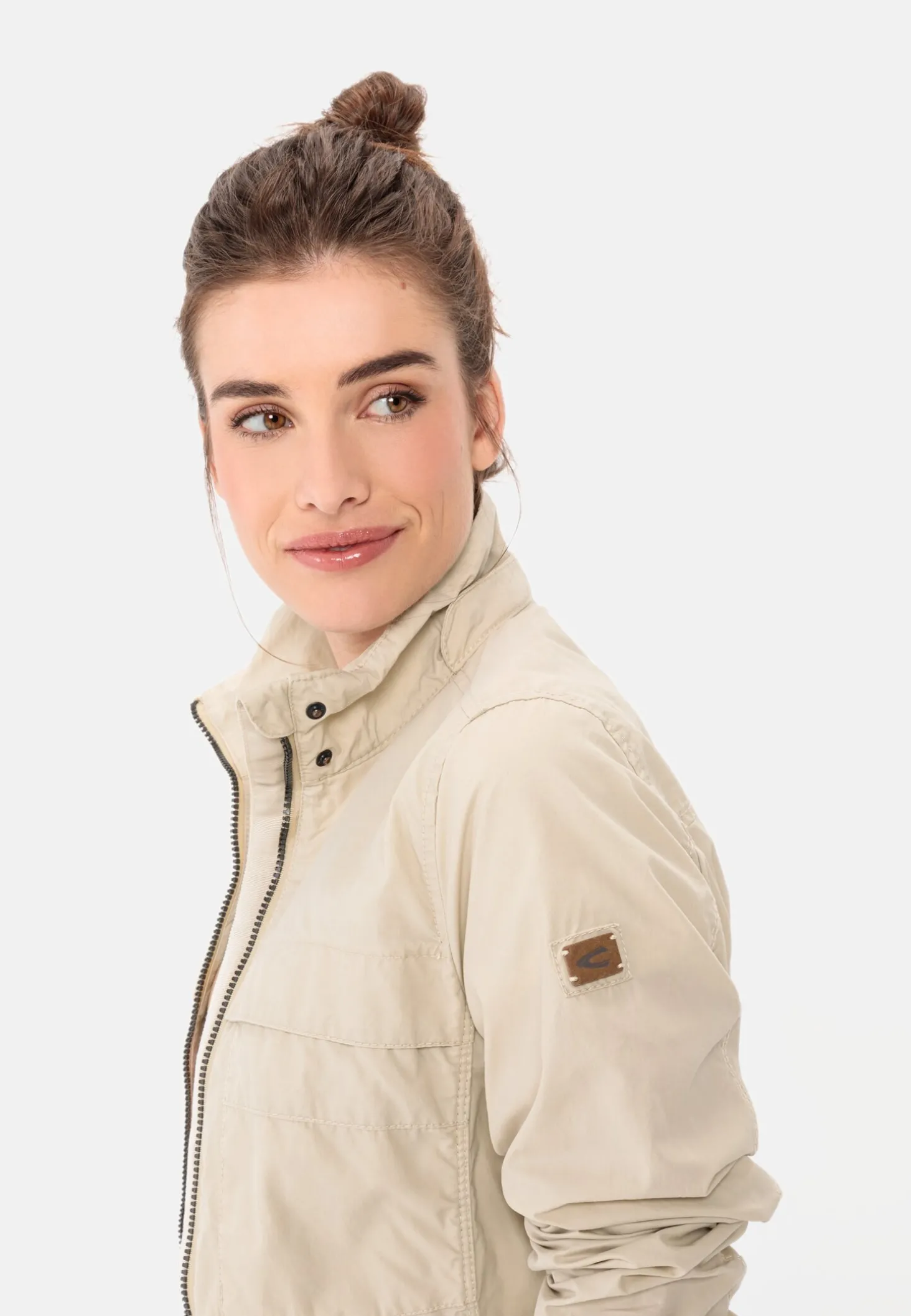 Leichte Jacke mit abnehmbarer Kapuze