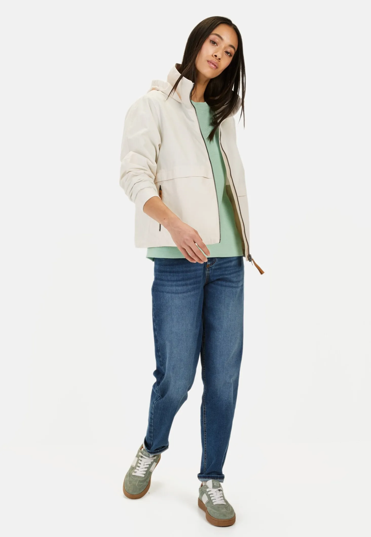 Leichte Jacke mit verstaubarer Kapuze