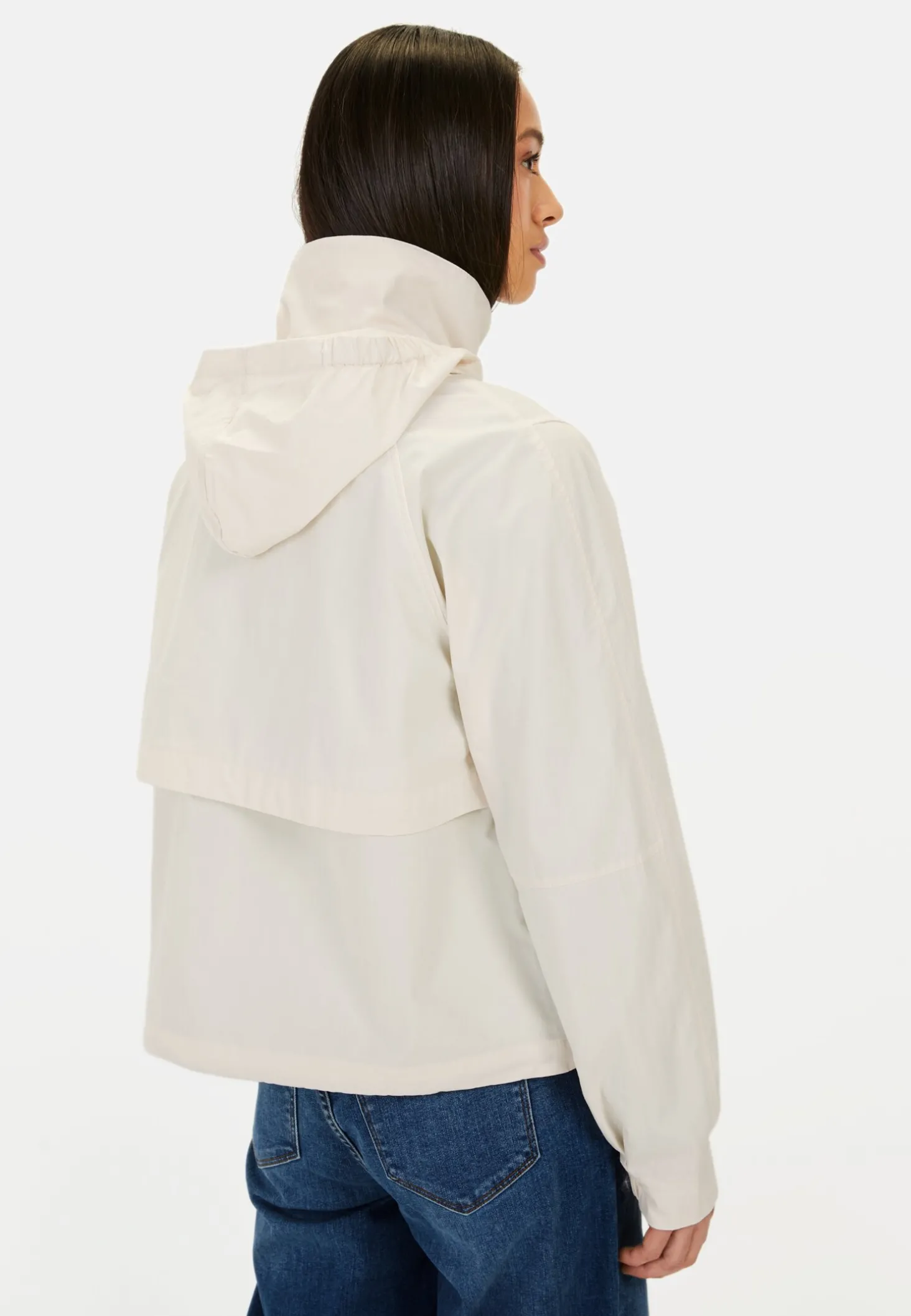 Leichte Jacke mit verstaubarer Kapuze