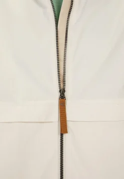 Leichte Jacke mit verstaubarer Kapuze