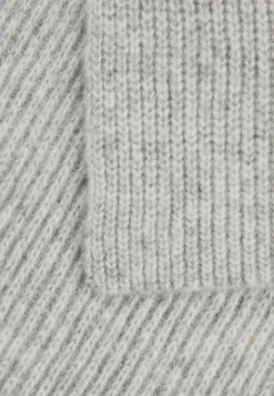Schal aus weichem Materialmix