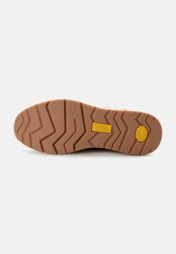 Schnürschuh mit Kontrastelementen