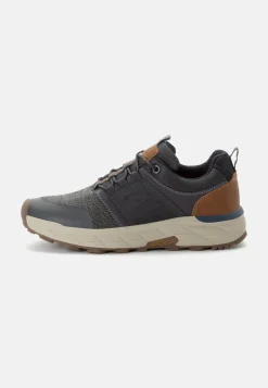 Sneaker aus einem Materialmix