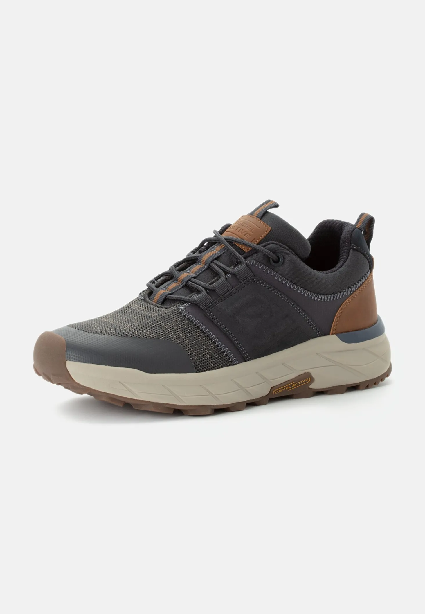 Sneaker aus einem Materialmix