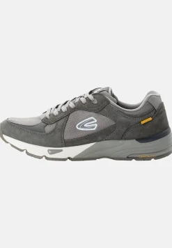 Sneaker aus einem Materialmix