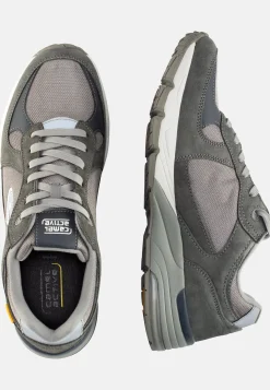 Sneaker aus einem Materialmix
