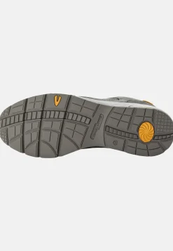 Sneaker aus einem Materialmix