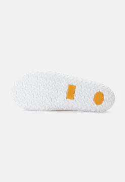 Sneaker aus einem Textilmix