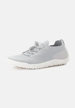 Sneaker aus einem Textilmix