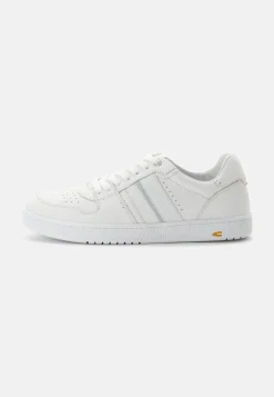 Sneaker aus Glatt- und Veloursleder