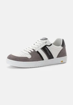 Sneaker aus Glatt- und Veloursleder