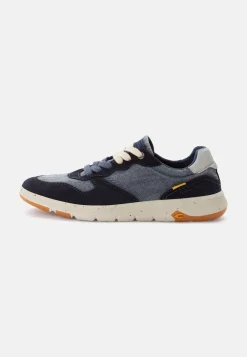 Sneaker aus Used Canvas und Spaltleder
