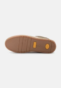 Sneaker aus Veloursleder