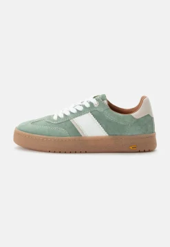 Sneaker aus Veloursleder