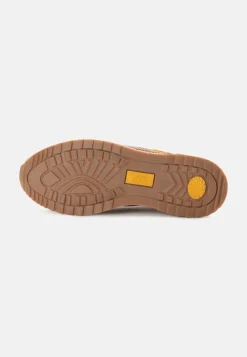 Sneaker mit atmungsaktiven Einsätzen