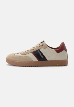 Sneaker mit farbigen Designelementen