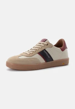 Sneaker mit farbigen Designelementen