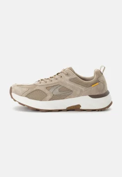 Sneaker mit griffiger Sohle