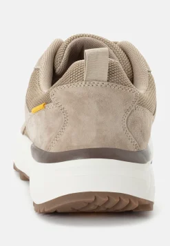 Sneaker mit griffiger Sohle