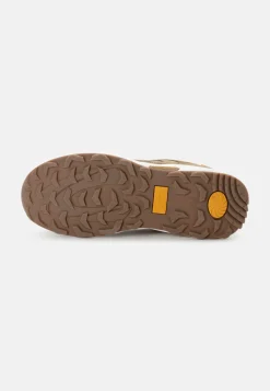 Sneaker mit griffiger Sohle