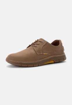 Sneaker mit Kontrastnähten