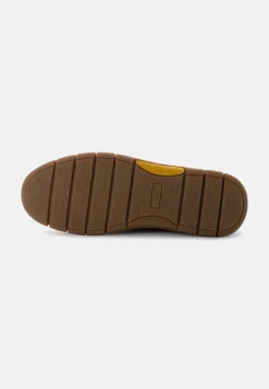 Sneaker mit Kontrastnähten