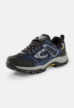 Sneaker mit robuster Sohle
