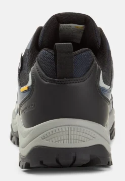 Sneaker mit robuster Sohle