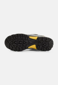Sneaker mit robuster Sohle
