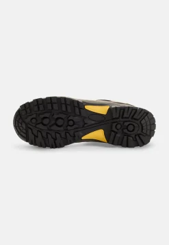 Sneaker mit robuster Sohle
