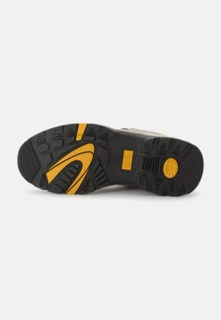 Sneaker mit Schnellschnürsystem