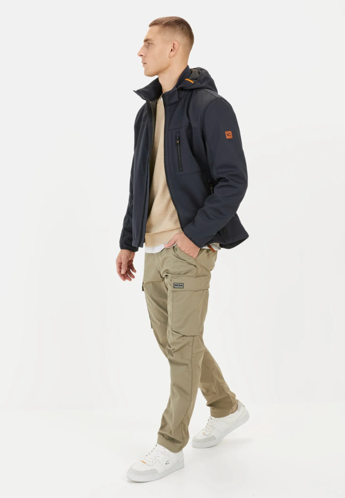 Softshelljacke mit abnehmbarer Kapuze und reflektierenden Details