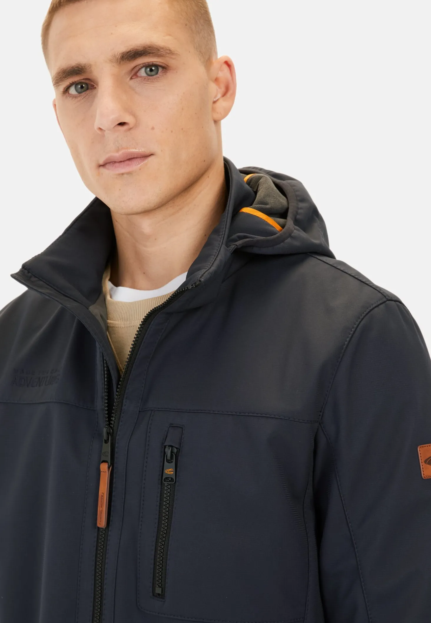 Softshelljacke mit abnehmbarer Kapuze und reflektierenden Details