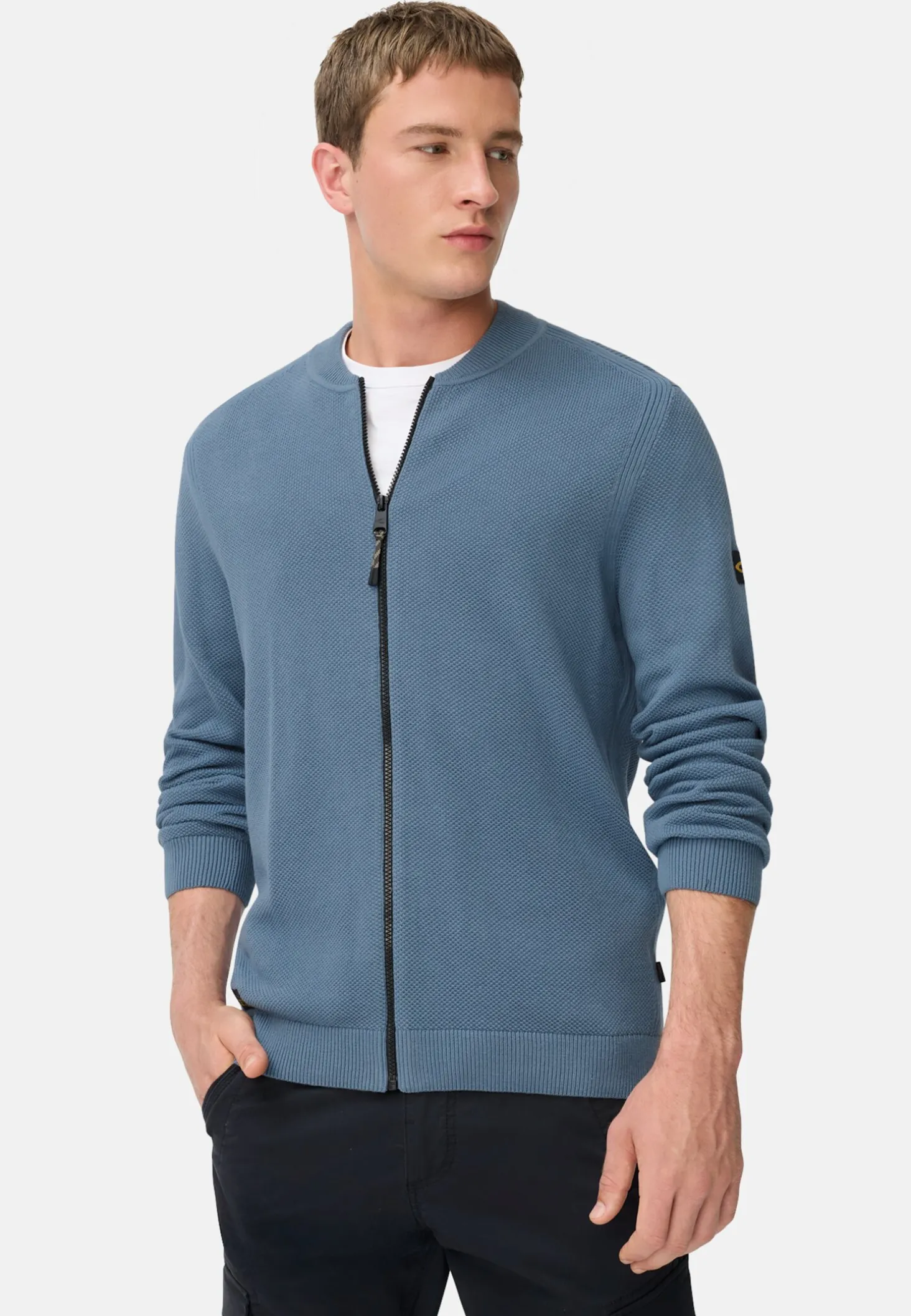 Strickjacke im Bomberstil