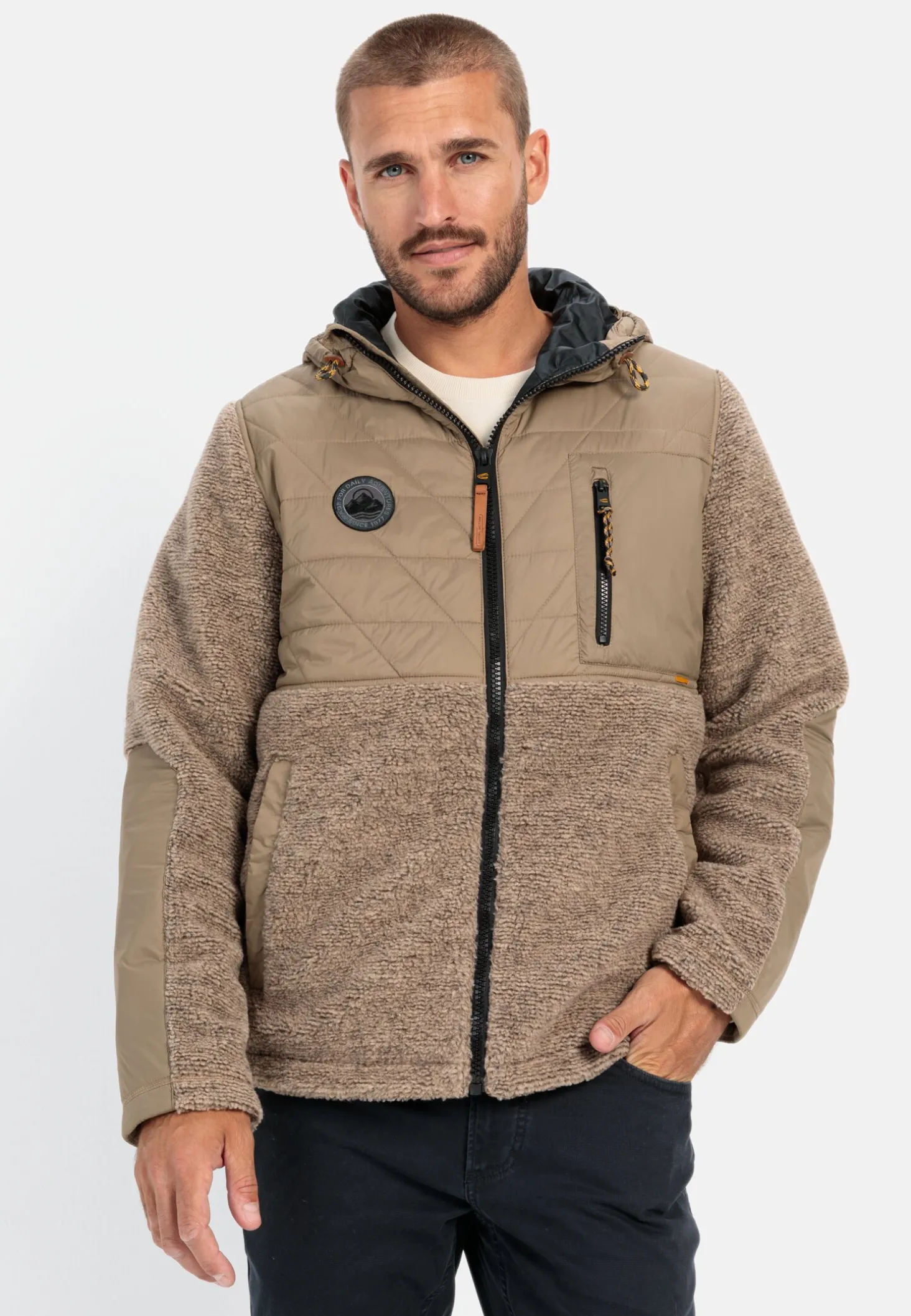 Teddyjacke im Materialmix